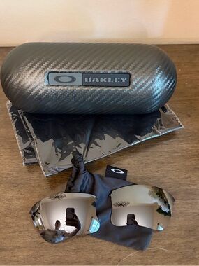 Oakley Silver Mirrored Replacement Lenses with Carbon-Effect Case
